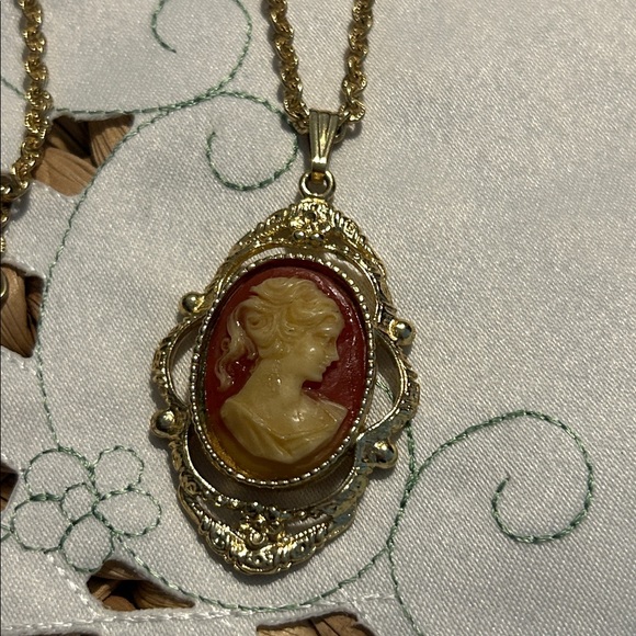 Vintage 1950’s Whiting & Davis Gold Cameo Pendant Necklace - Picture 14 of 16